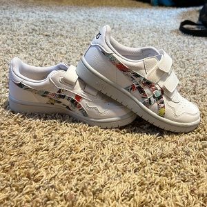 Like new ASICS girls’ white sneakers